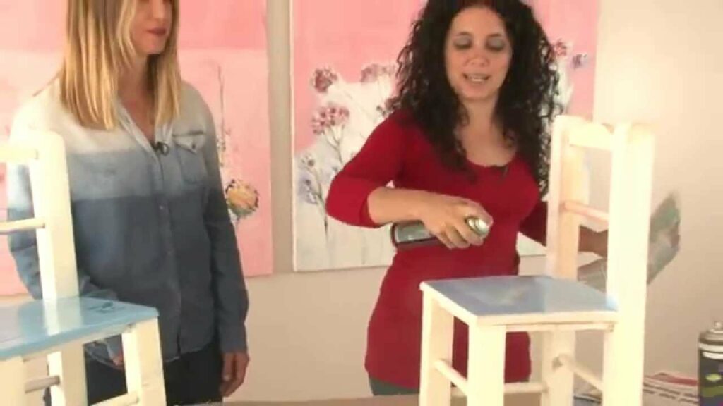 Transforma tus sillas con spray: Aprende cómo pintarlas de manera fácil y económica