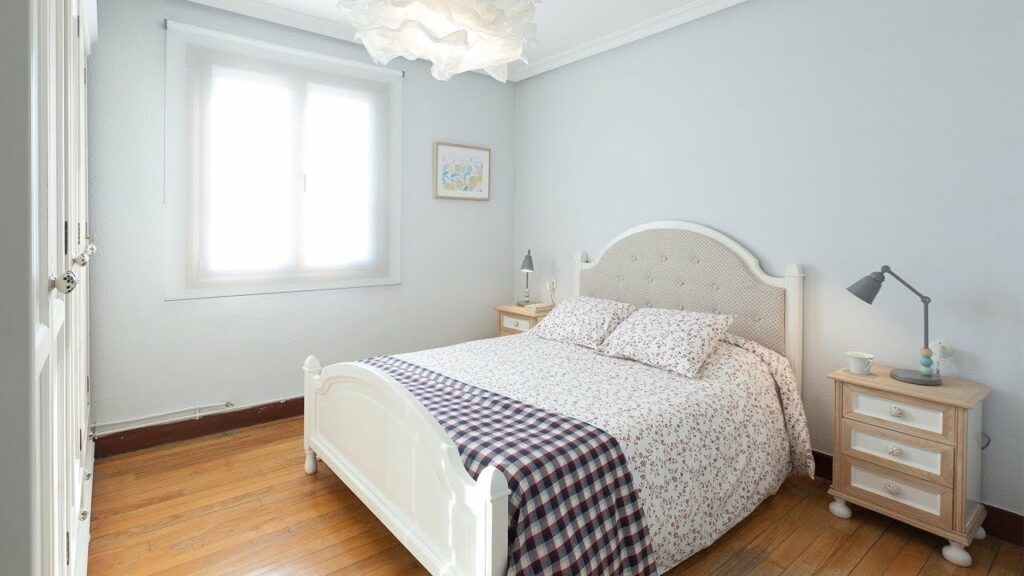 Transforma tu dormitorio antiguo en un espacio moderno con estas ideas de decoración